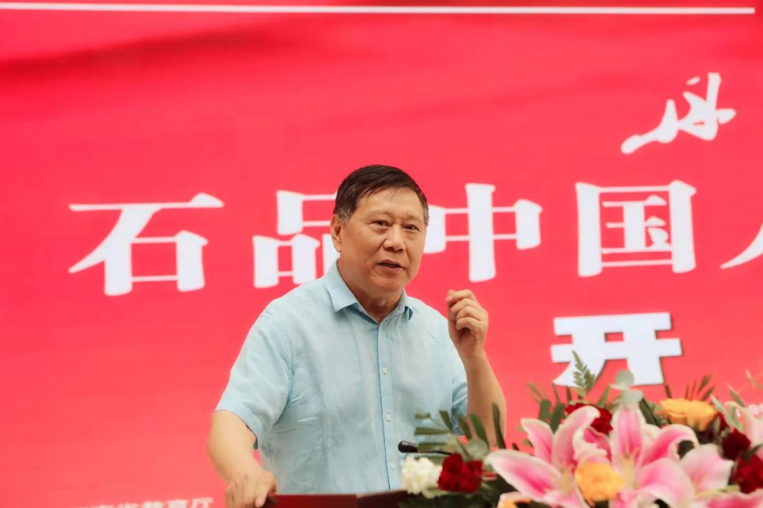 "河南省文联副主席,省美协主席刘杰说,"石品是一位具有社会担当和英雄