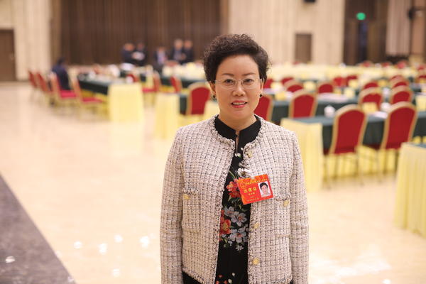 省人大代表陈秀娜建议加大力度扶持制造业