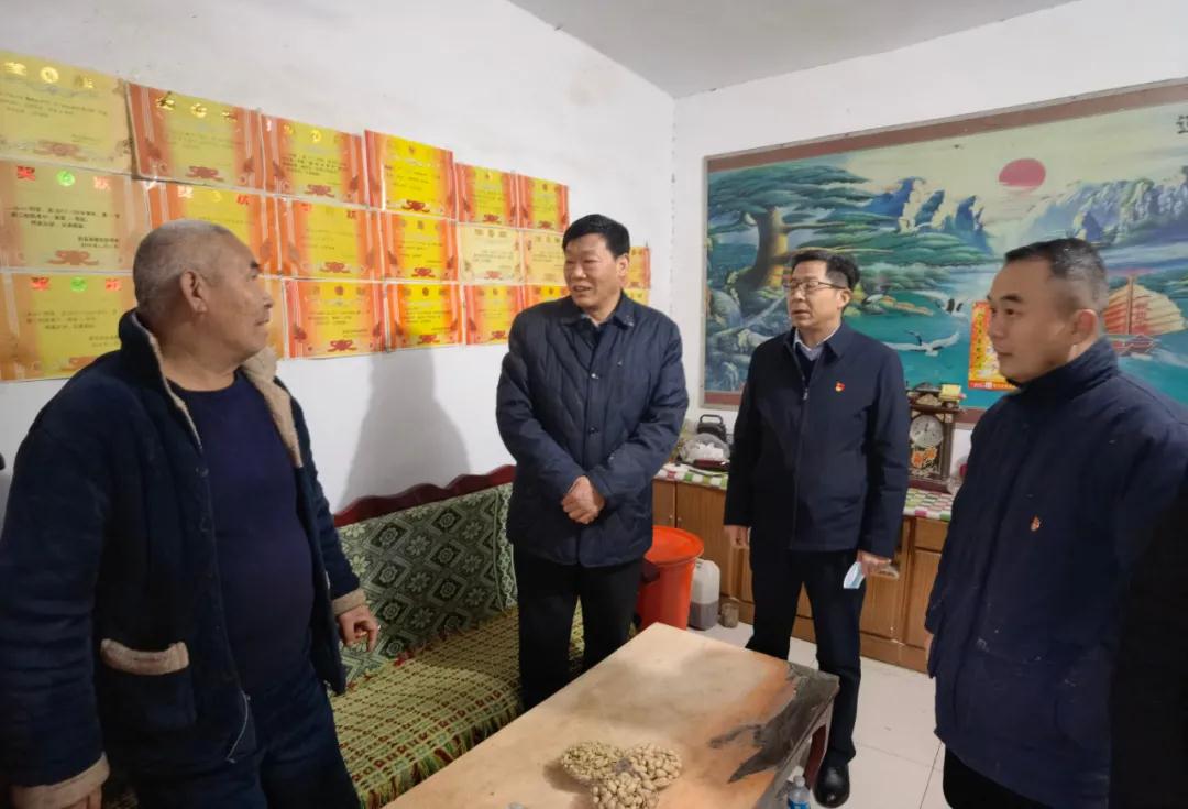 随后,张金常一行察看了集团帮扶建设的光伏发电站,温室大棚等.