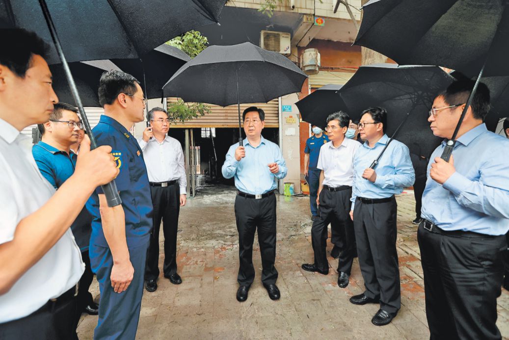 6月25日,省委书记楼阳生,省长王凯紧急赶赴商丘市柘城县火灾事故现场