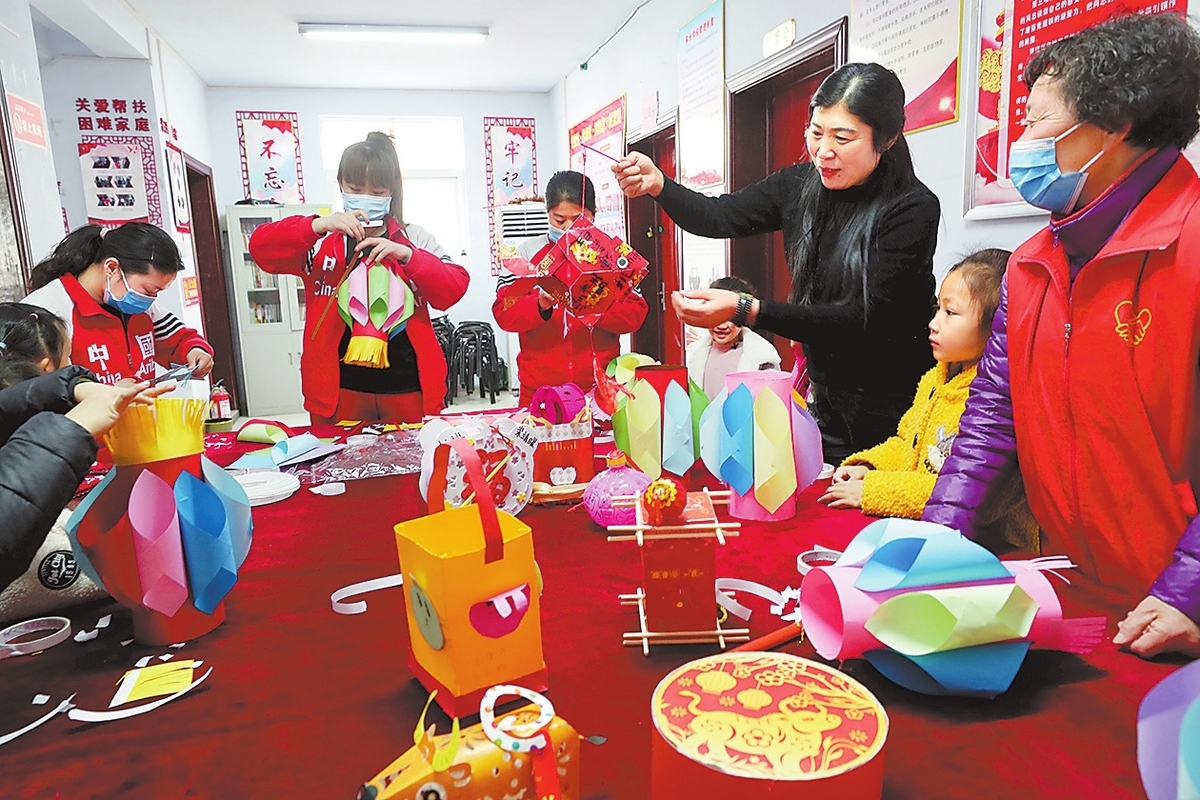 2月23日,开封"少年之家"的孩子们在展示制作好的花灯.
