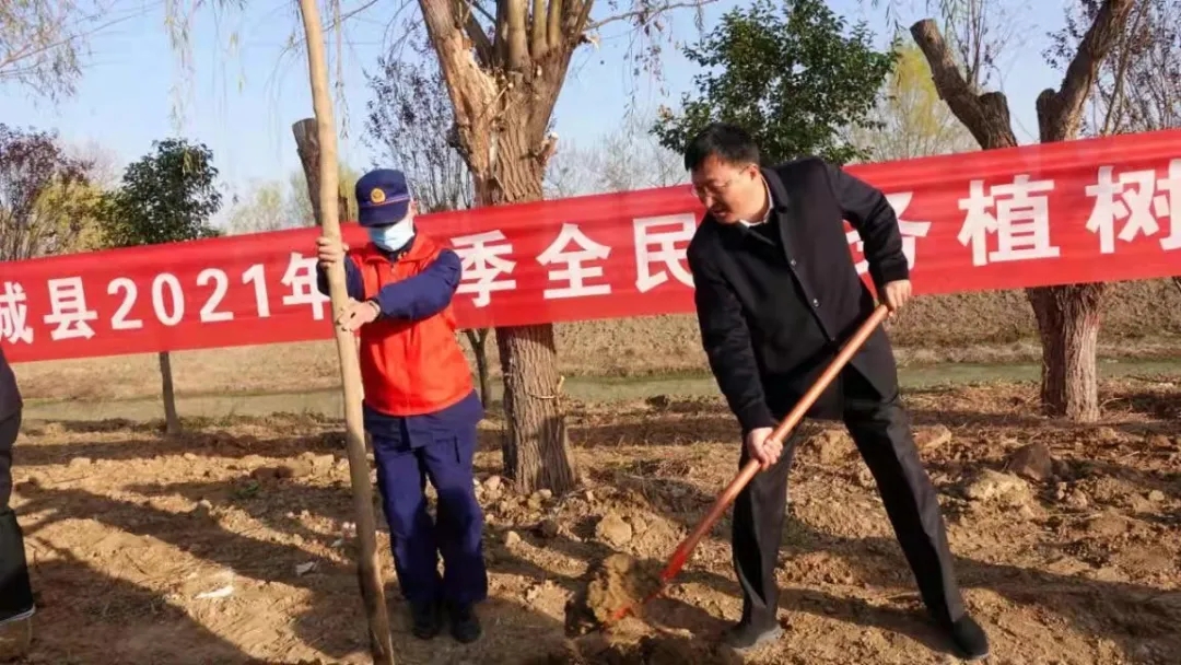 报道员郭振锋报道 12月4日,郸城县四大班子领导与各部门干部职工等300