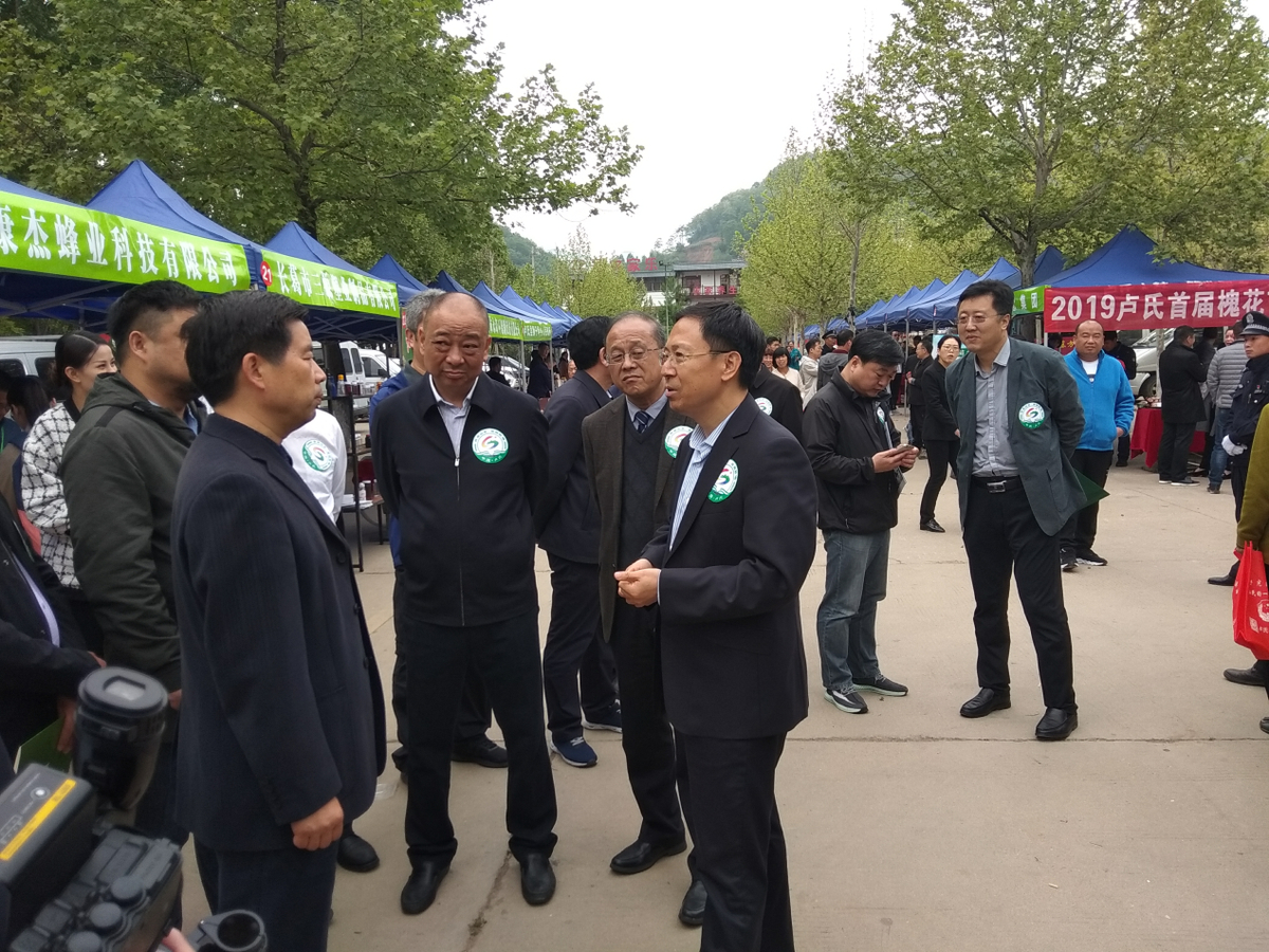 畜牧总站副站长吉进卿,三门峡市政协副主席,卢氏县委书记王清华等参加