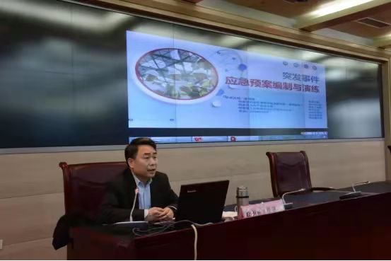 在省人防办主会场,省应急科学院副院长耿剑统为学员们讲授《突发事件