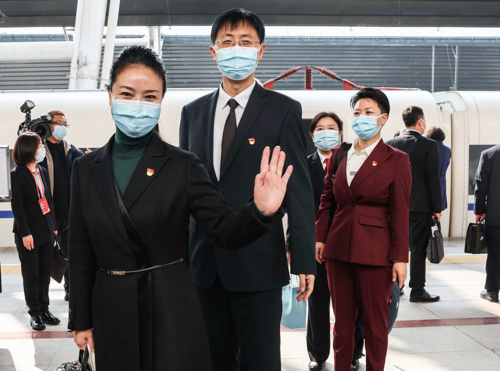 京外二十大代表团陆续抵京