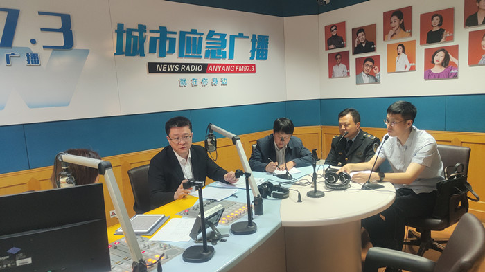 安阳市应急管理局党委委员、副局长肖冀做客《效能监督热线》与市民互动