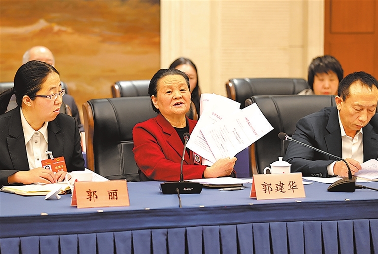 首页>要闻动态>图片新闻>全国人大代表郭建华连续6年提出有关花生种植