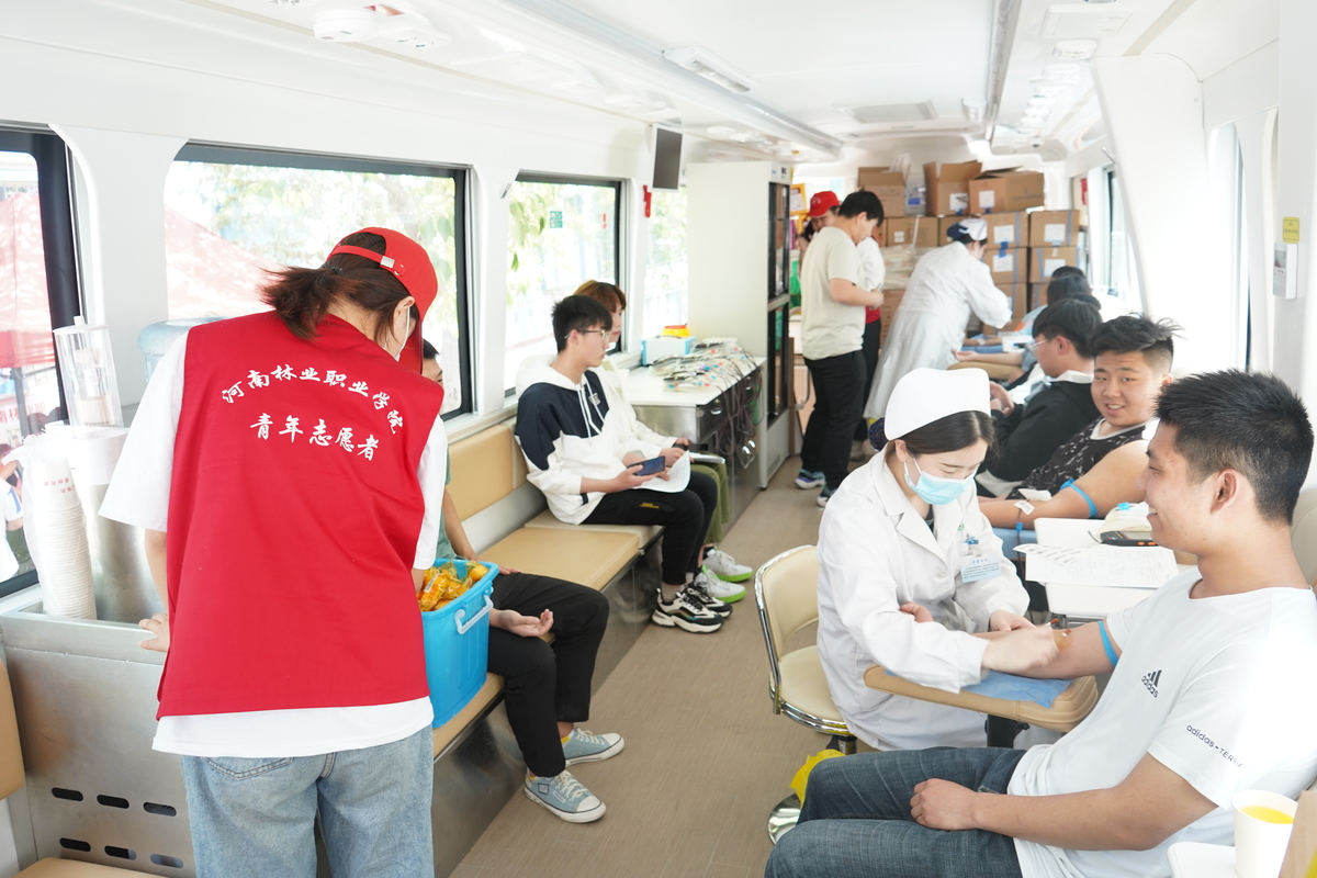 河南林业职业学院联合共青团洛阳市委、市献血办开展义务献血活动