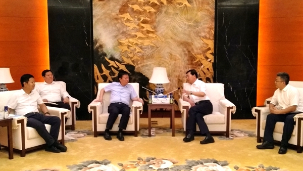 省農(nóng)業(yè)農(nóng)村廳黨組成員、副廳長王承啟和平頂山市委市政府考察組一行赴內(nèi)蒙古伊利乳業(yè)集團(tuán)考察招商