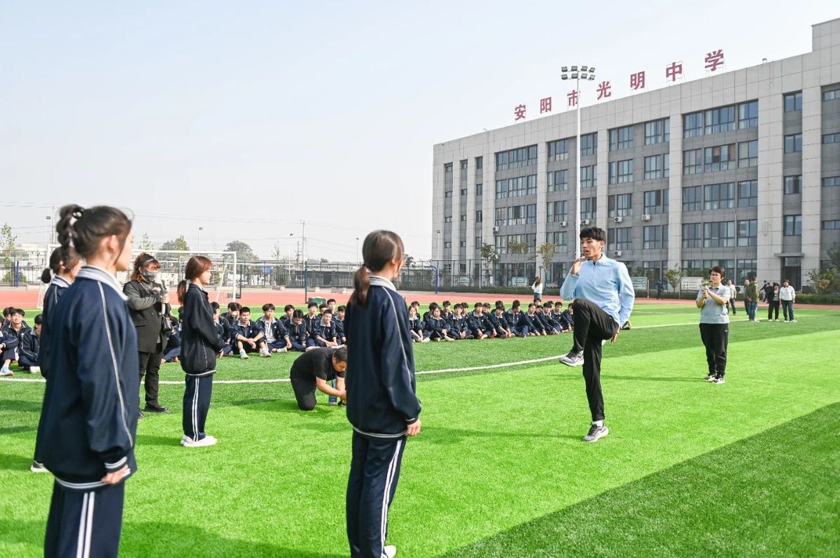 “奔跑吧·少年”冠军进校园活动走进安阳