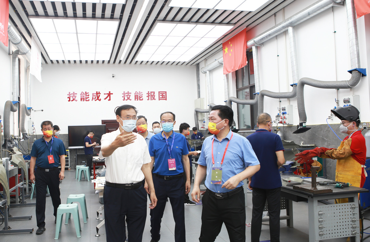 张国伟到郑州交通技师学院视察河南省第一届职业技能大赛赛事工作 张国伟到郑州交通技师学院视察河南省第一届职业技能大赛赛事工作