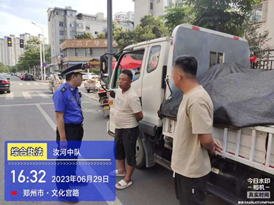 郑州市中原区城管“以疏代堵”破解卖瓜难