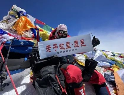 最“高”的祝福：河南90后女孩珠峰顶为高考学子加油