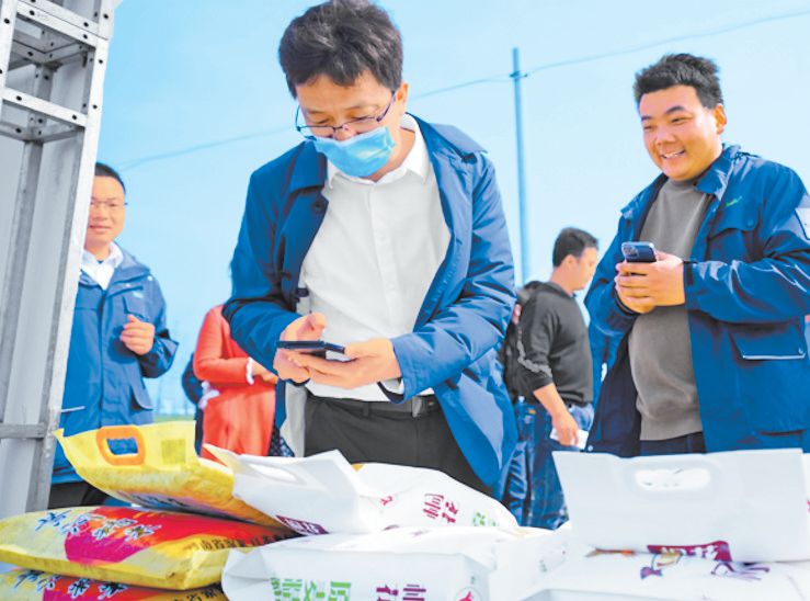 春耕春管上新了丨将展会开在麦田边，吸引千余名农民观摩学习 这里的春耕服务有点“潮”