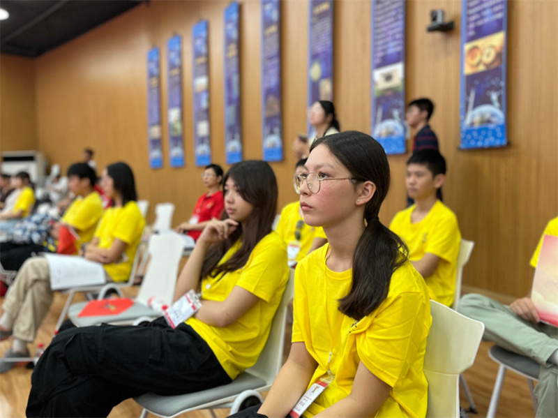海外华裔青少年老家河南寻根黄河