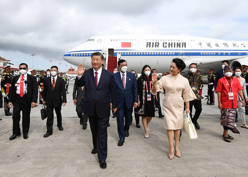 习近平抵达印度尼西亚巴厘岛出席二十国集团领导人第十七次峰会