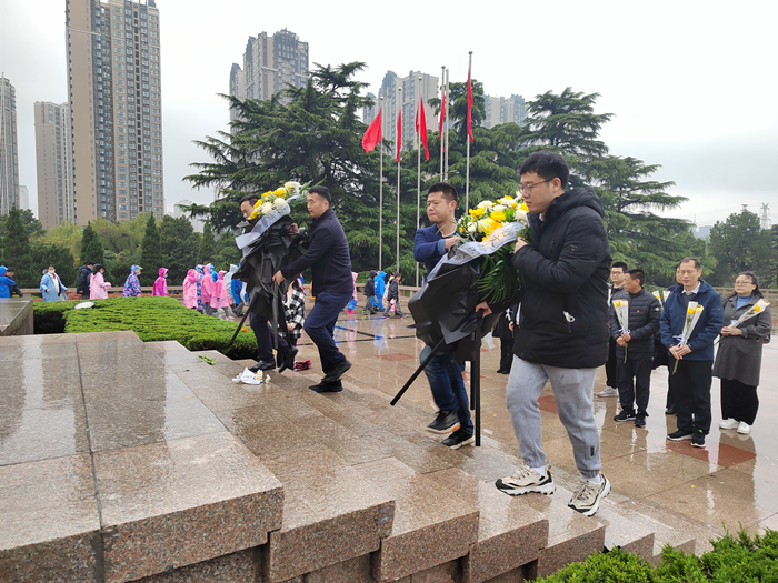 河南省文物局组织开展清明节祭扫烈士陵园活动