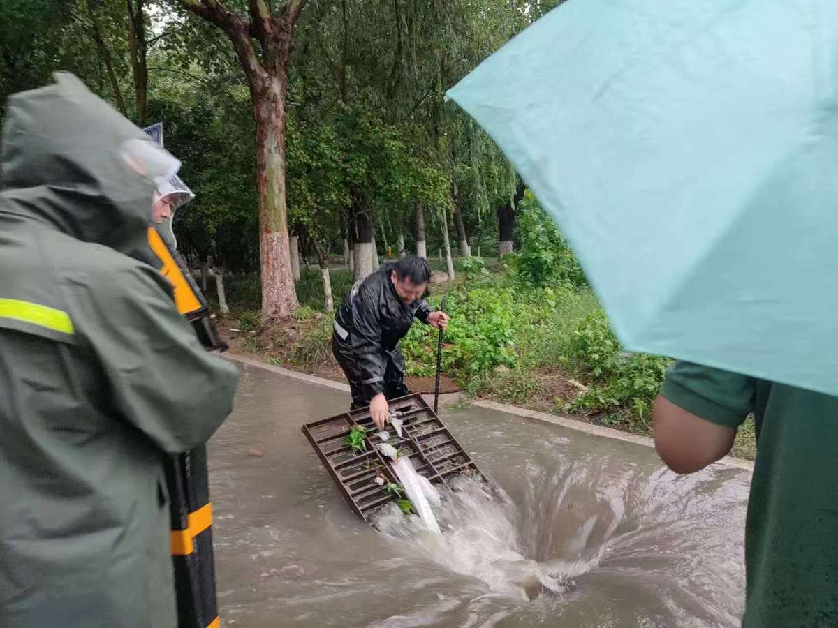 查险情、排积水……商丘城管系统400余名防汛突击队员积极应对强降雨