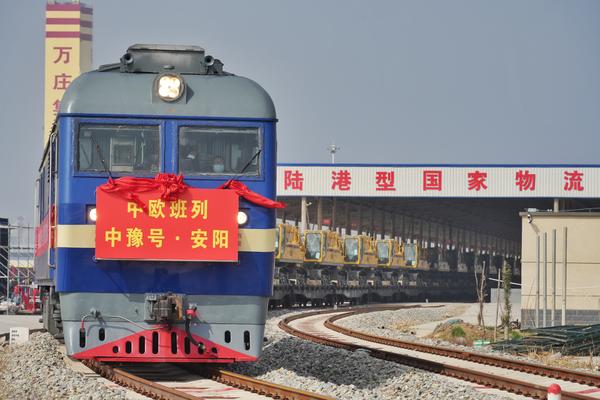 伴随着长长的汽笛声,安阳首趟中欧班列满载110台挖掘机从河南万庄铁路