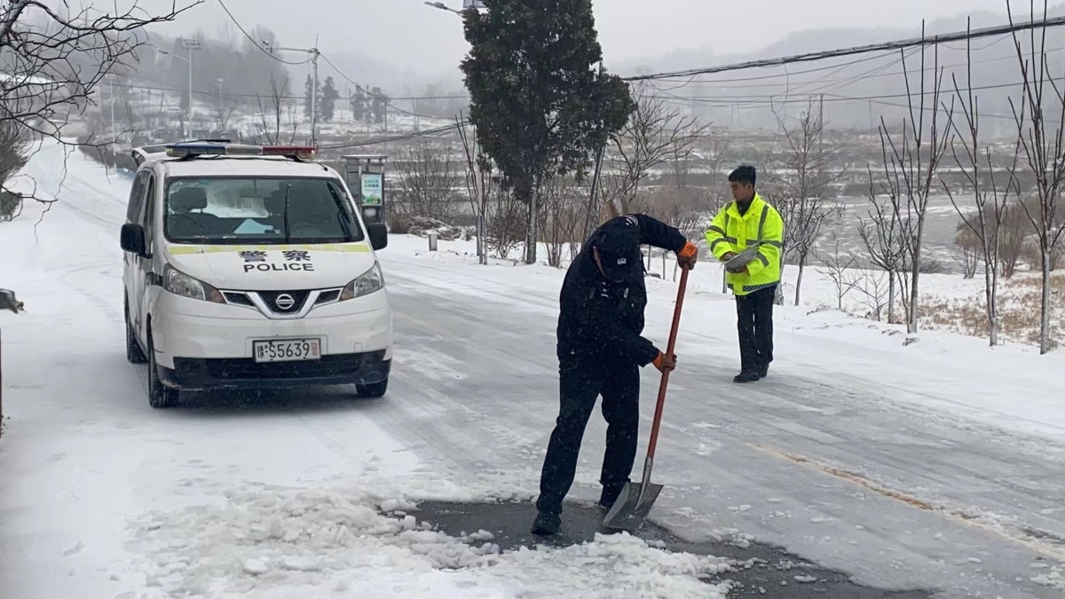 大雪“打包”信阳，信阳市公安机关交警、高速交警以雪为令