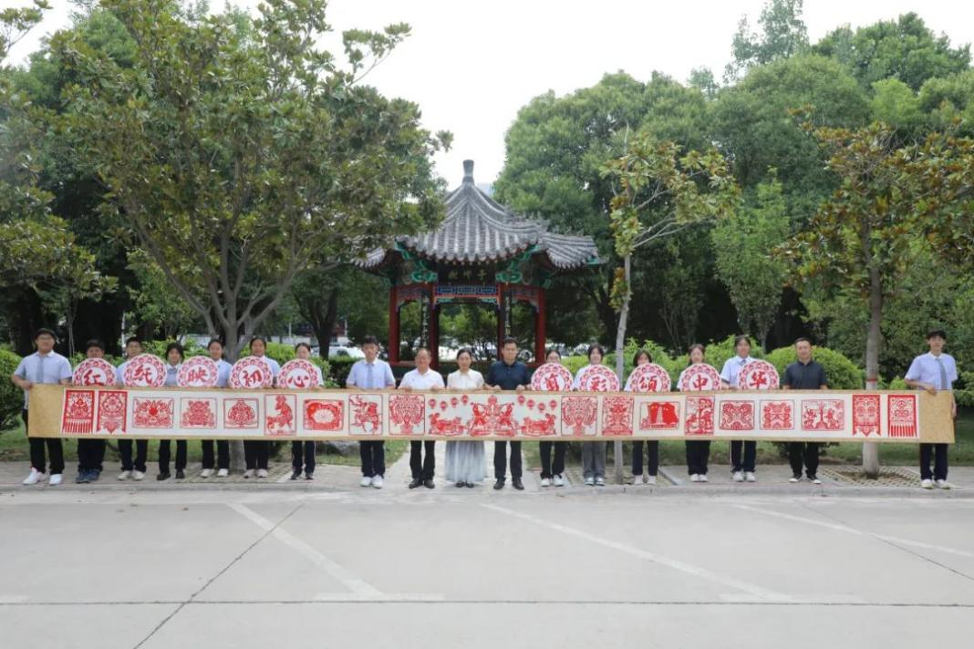 河南省实验中学“非遗”剪纸学生社团