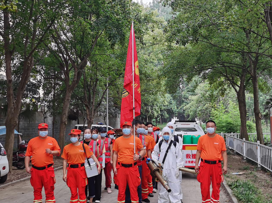 漯河市人民监督员组织青年志愿者义务开展防疫消杀服务