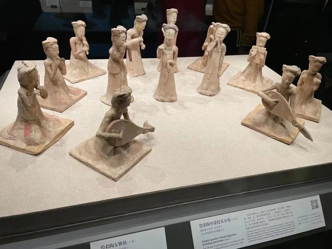 华春莹发推特点赞唐宫夜宴：唐俑复活起舞，就像时光倒流
