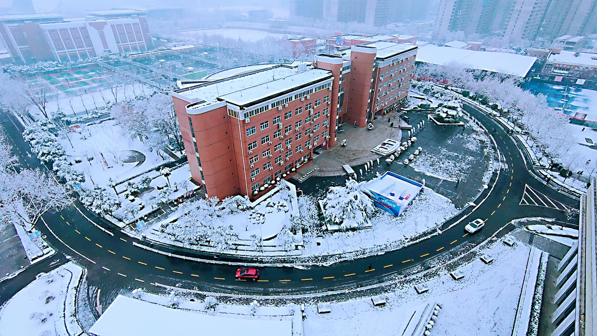 雪中校园