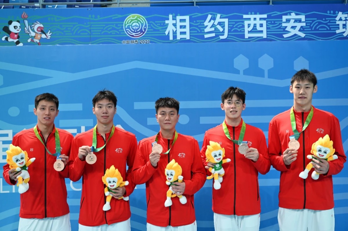 由侯钰杰,纪奕存,李永威和王浩宇组成的河南男子接力队,最终以3分16秒