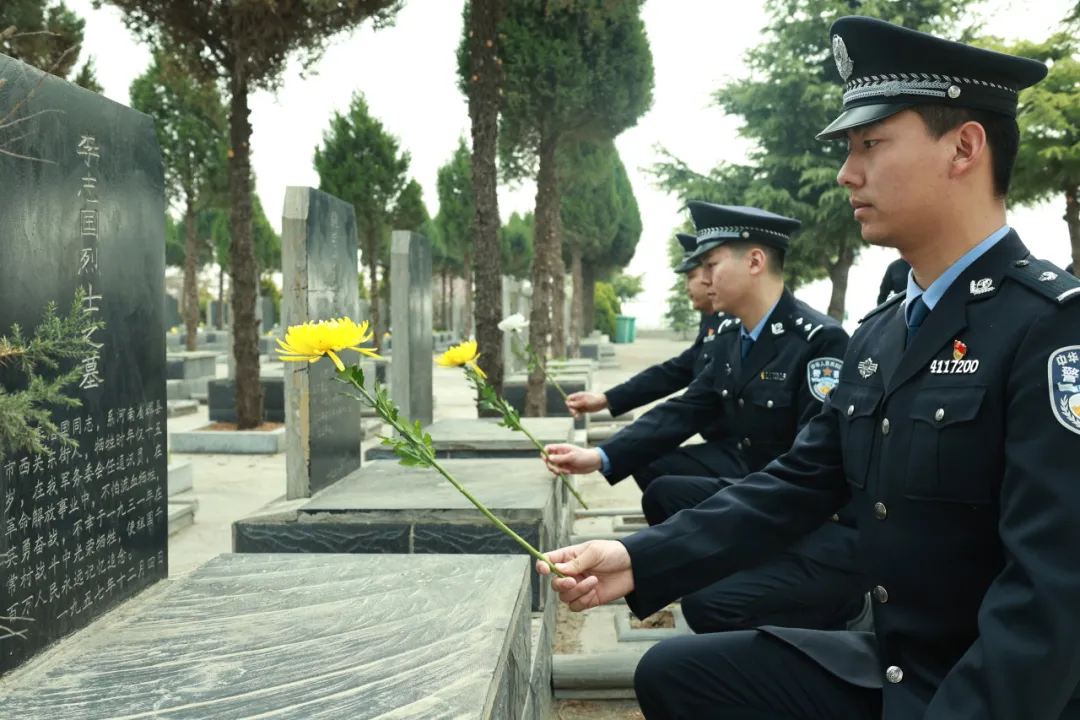 3月29日,省豫东监狱组织20余名入党积极分子前往永城陈官庄淮海战役