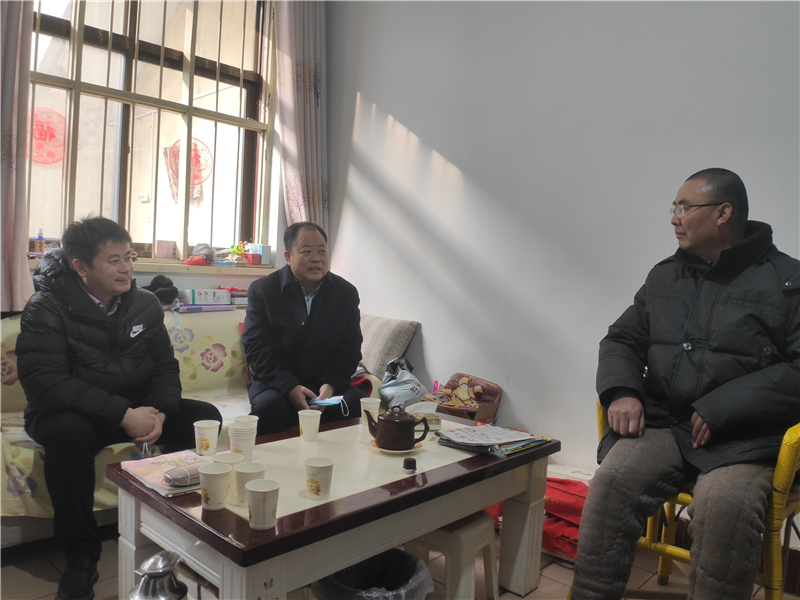 省教育厅二级巡视员李培俊赴安阳市和滑县慰问特困教师