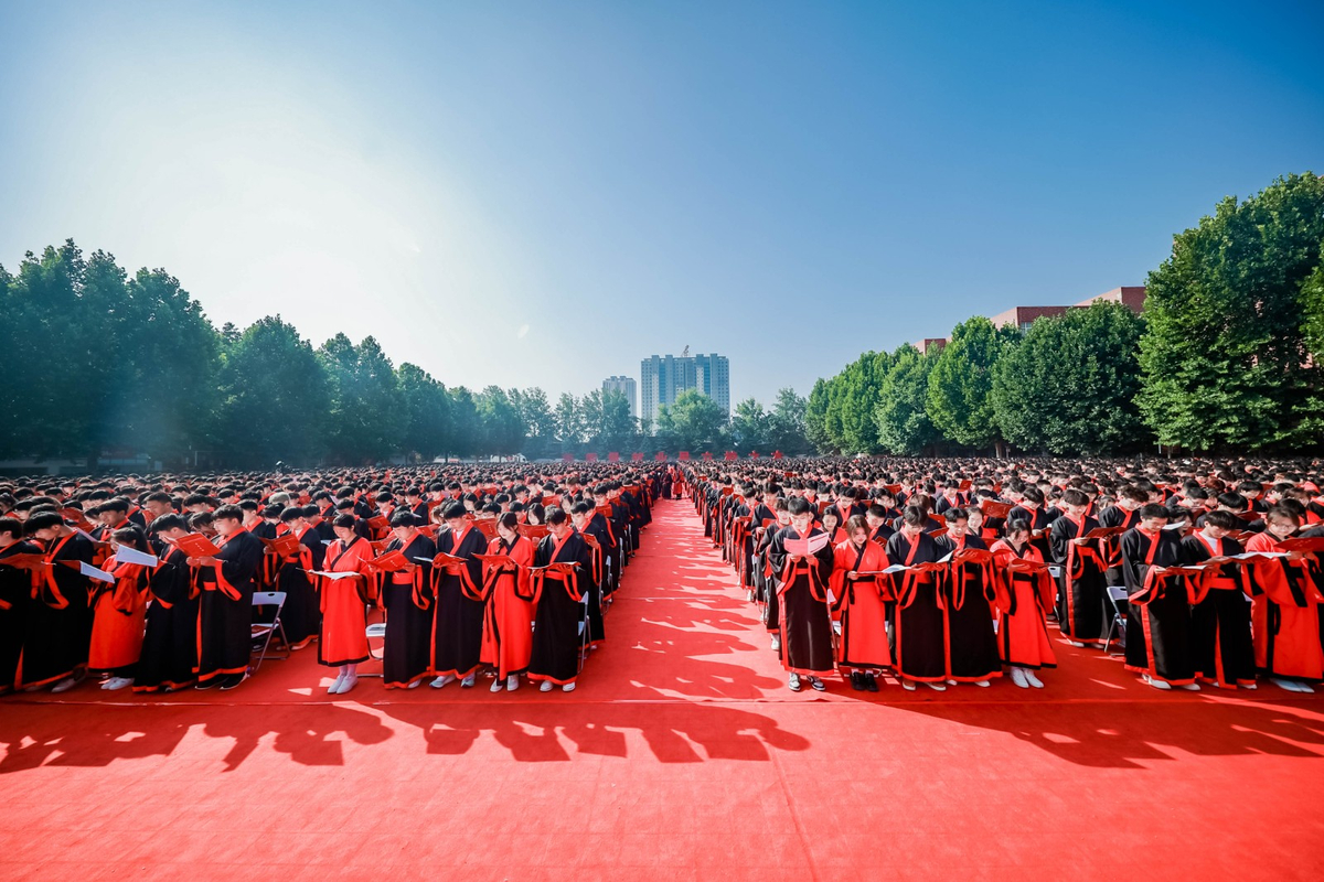 洛阳科技职业学院：专属古都的开学仪式 万人穿汉服氛围感拉满