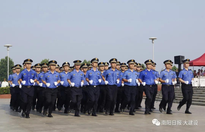 南阳市城管局举行庆祝中国共产党<br>成立100周年城市管理执法队伍会操比赛