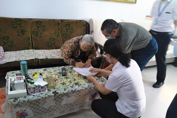 用心办实事  用情送温暖 <br>——开封市保障性住房管理中心为开封干休所离退休老同志送服务上门