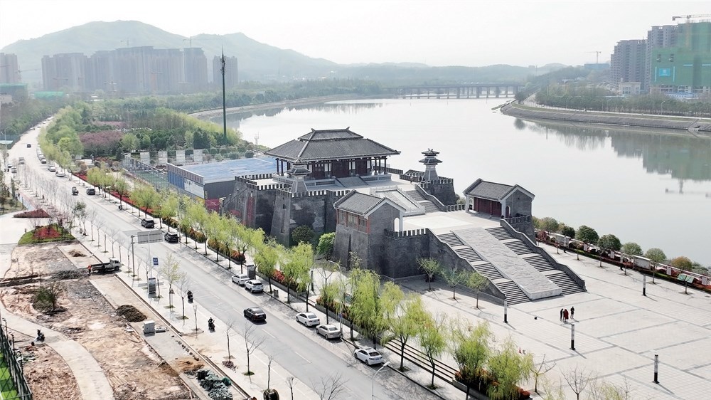 信阳青山绿水伴楼台豫风楚韵添书香