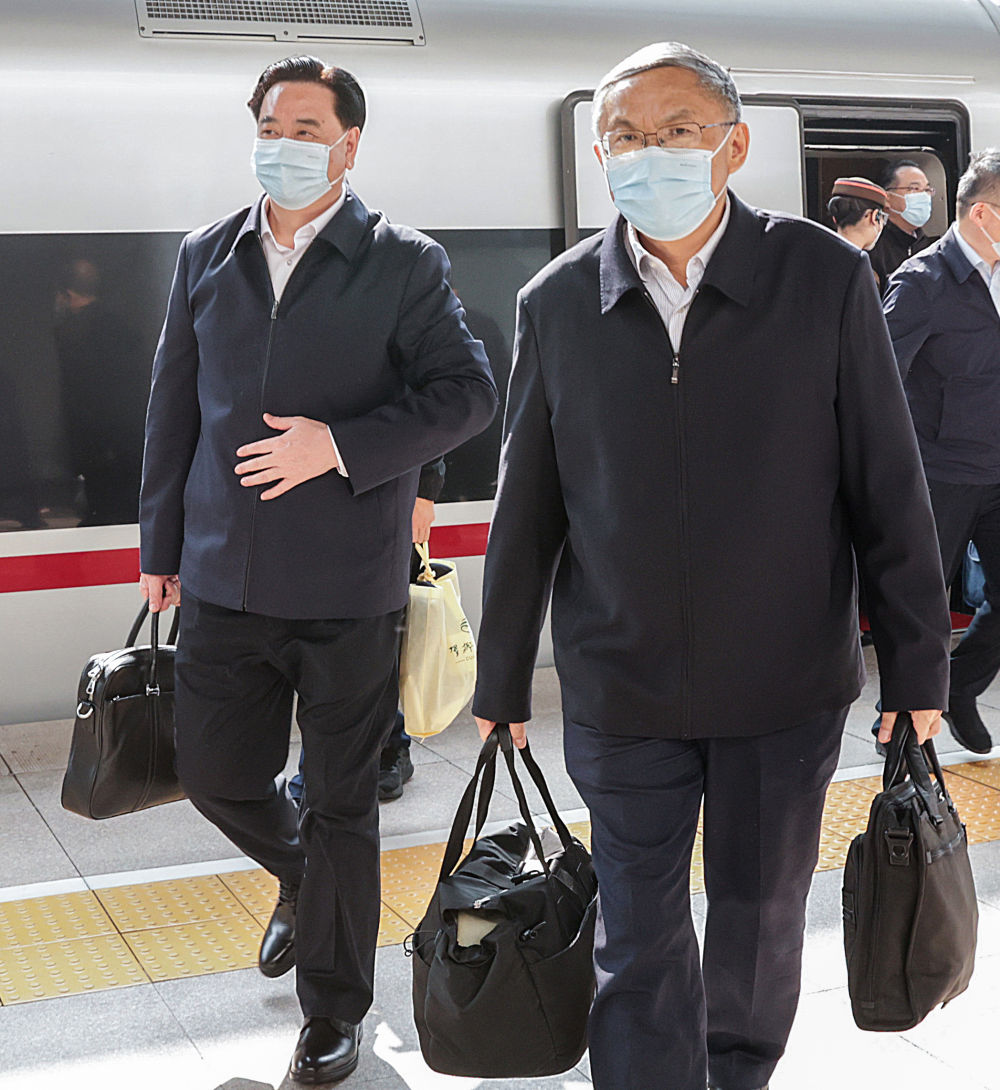 京外二十大代表团陆续抵京