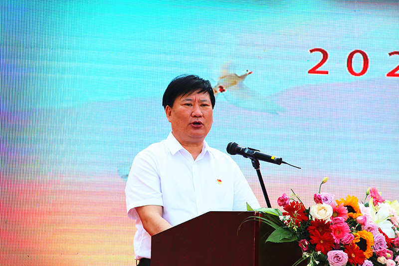 郑州市教育局局长王中立在启动仪式上为与会代表介绍郑州市学前教育发展情况