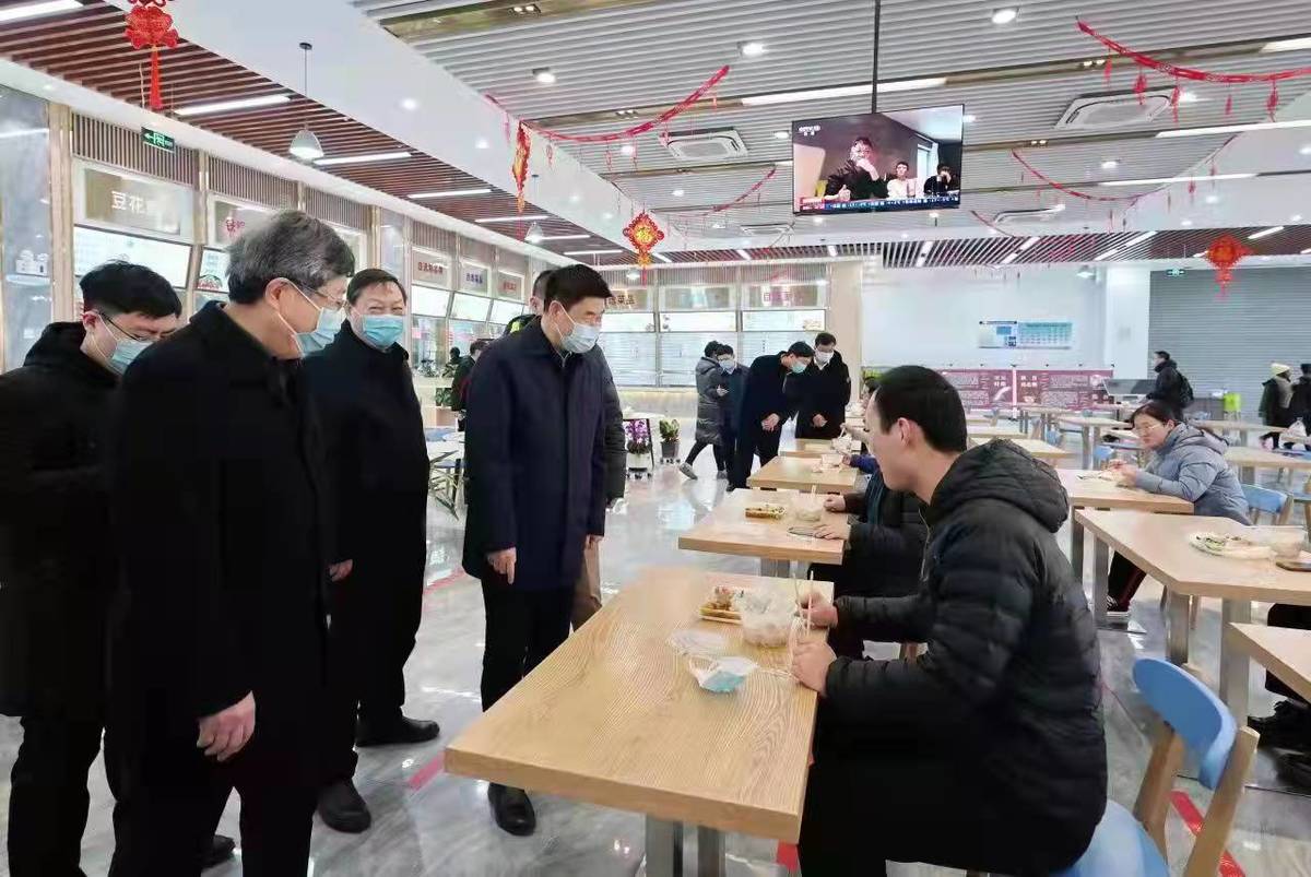 省教育厅党组书记、厅长宋争辉看望慰问郑州大学留校学生  新闻资讯  第4张