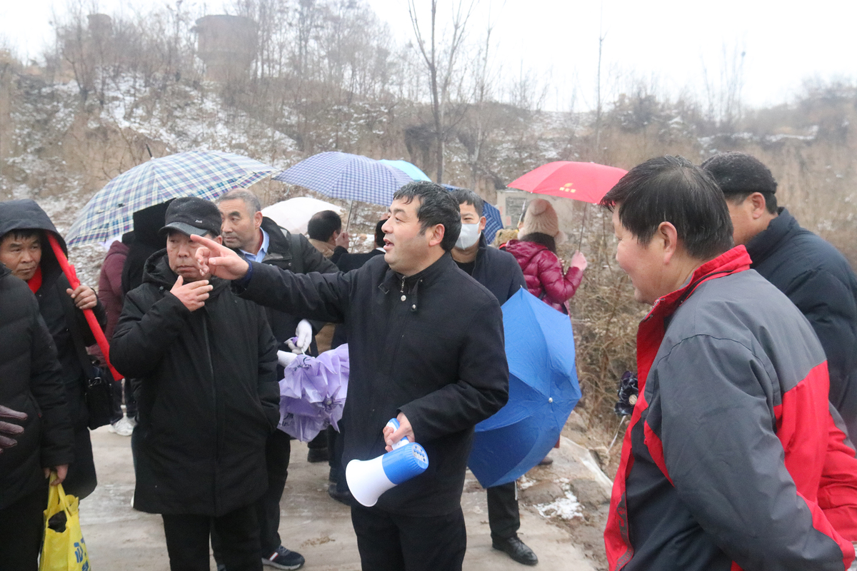 王富印：三重身份三重岗 建设思政大课堂