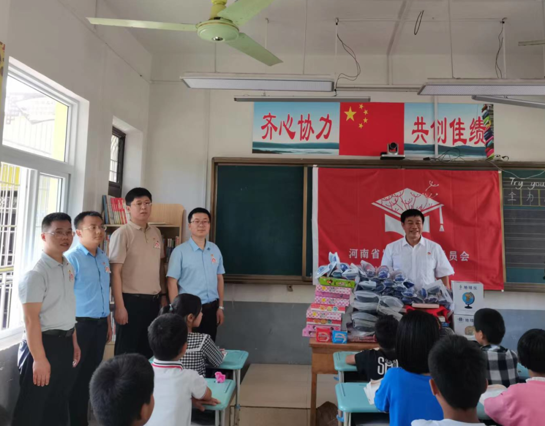 省发展改革委“蒲公英”青年博士团赴黑虎庙小学和<br>付楼小学开展“博士讲堂”助学活动