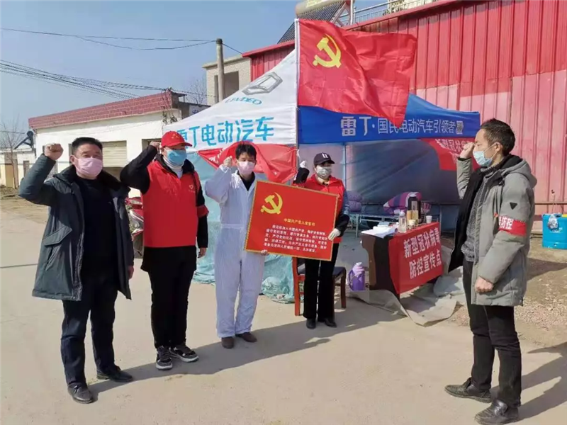 2020年1月31日，西亚斯学院思齐住宿书院大一新生张永星在河南省驻马店市确山县普会寺镇张营村主动请缨加入疫情防控工作