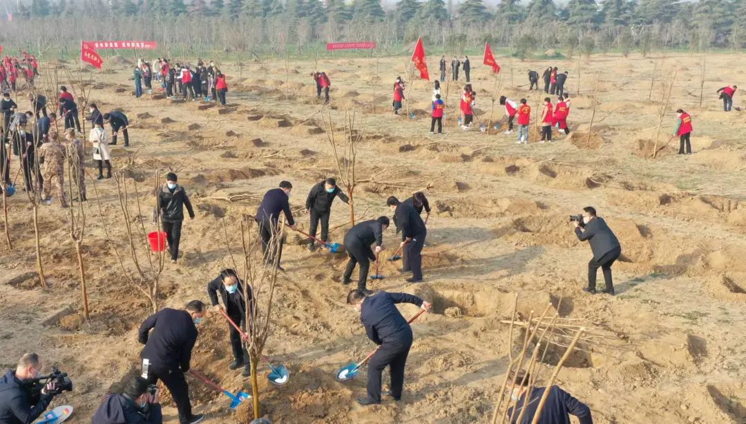 鹿邑县报道员陈宗宇报道 3月12日,邓州市四大班子领导,市直单位,社会