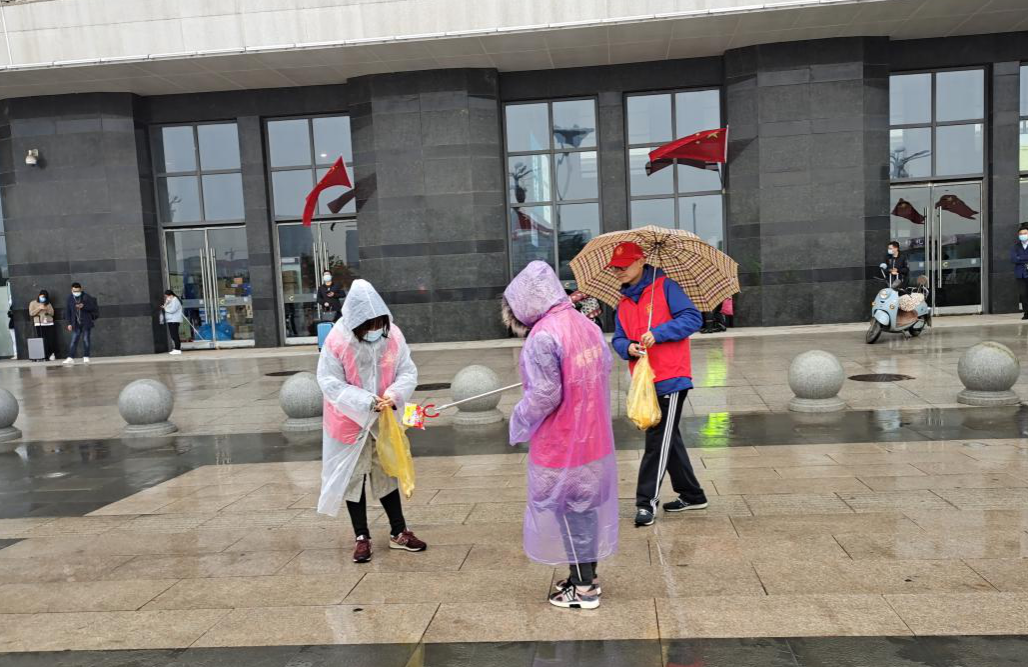 下雨天，鹤壁审计志愿服务不停歇