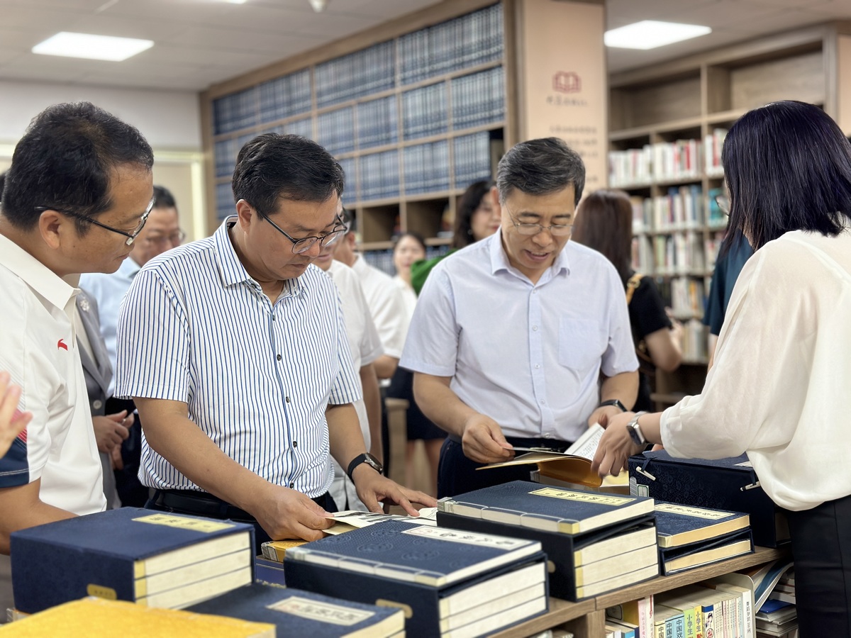 省委党史和地方史志研究室向全省公共图书馆捐赠图书