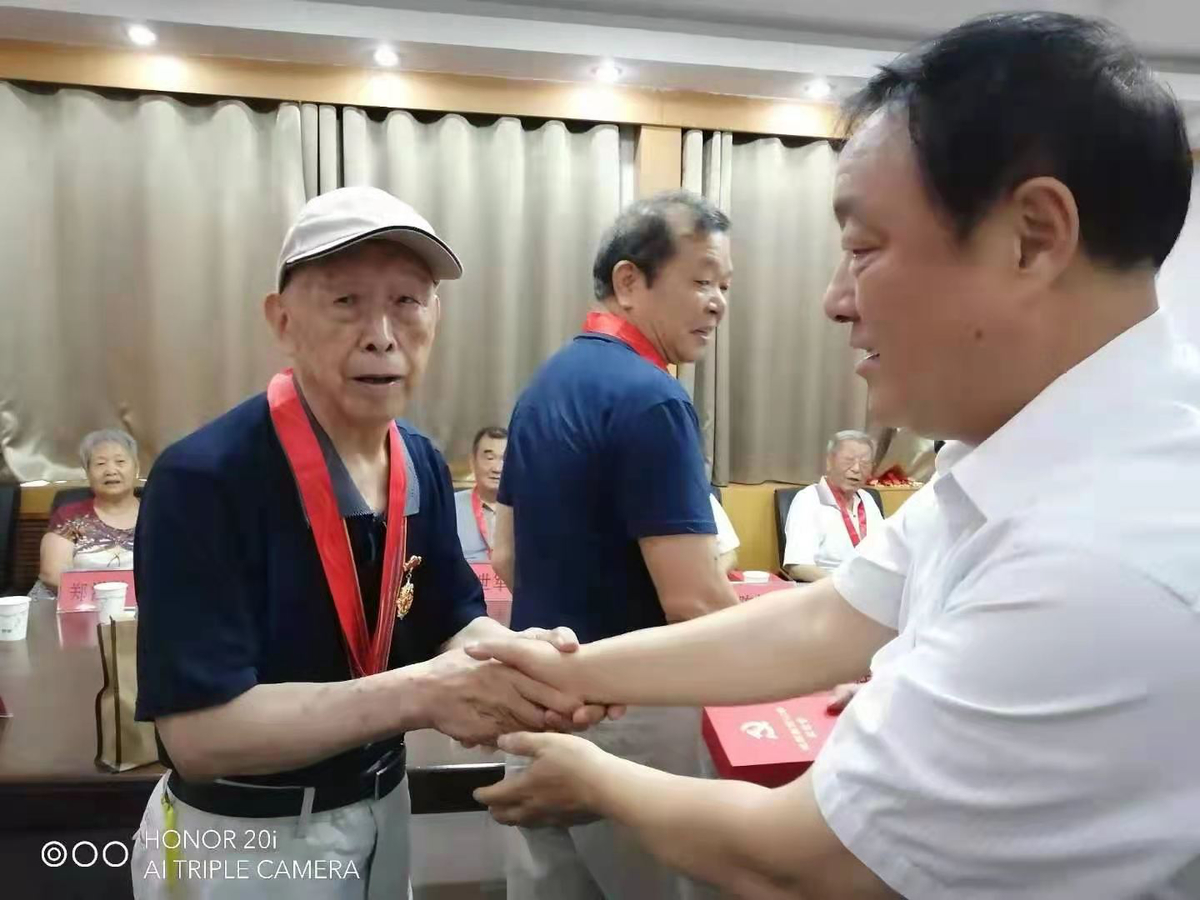 河南省民族宗教委举行  “光荣在党50年”纪念章颁发仪式