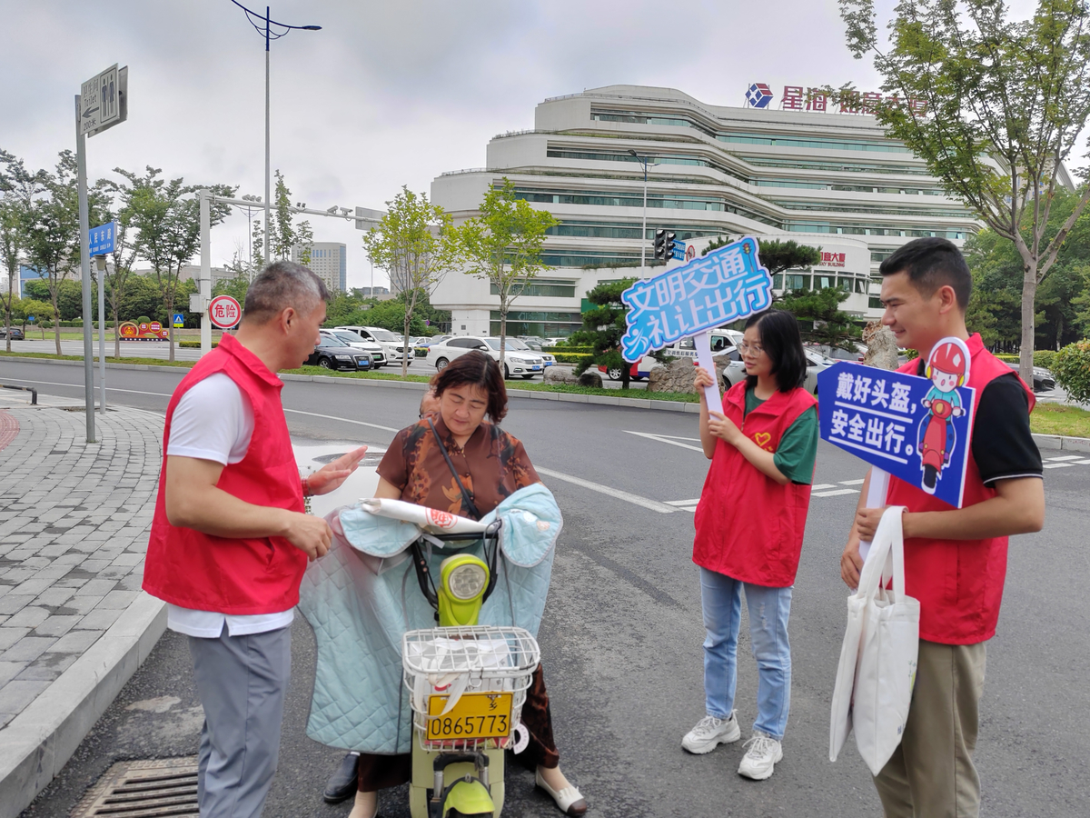 新乡市审计局开展“文明交通  你我同行”宣传劝导志愿服务活动