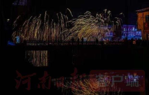 打得铁花当空舞 一如流星夜空现