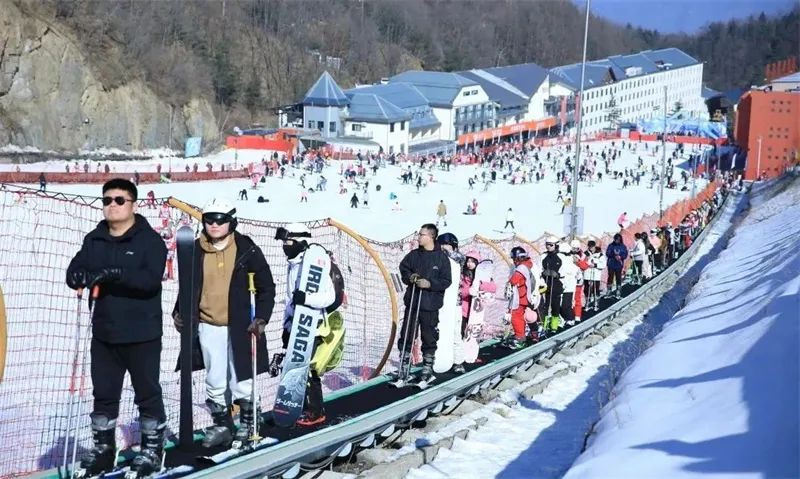 栾川：游客如织迎元旦 文旅市场繁盛行