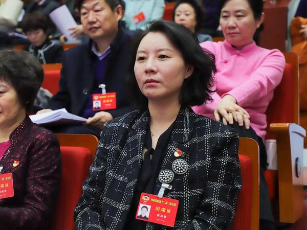 河南省政协委员陈淑雅和留守儿童唱歌讲故事