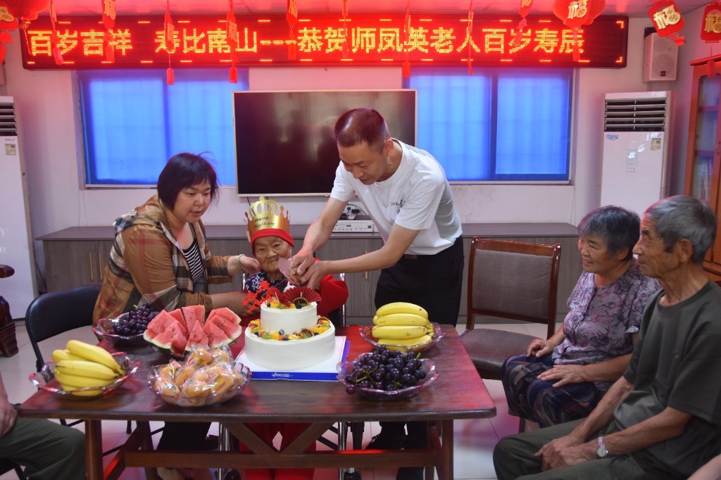 郑州中牟：为百岁烈士遗孀贺寿